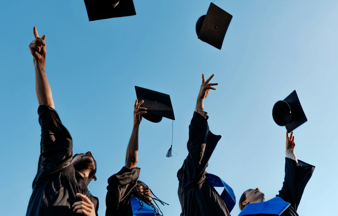 studenter som kastar sina mössor