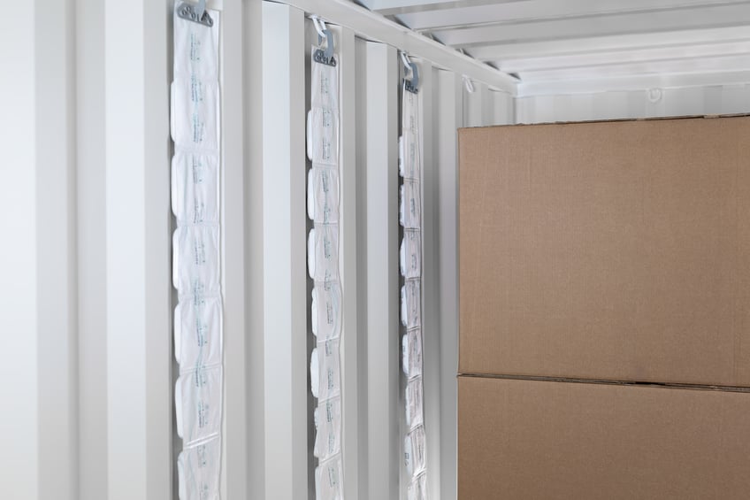 insidan av en container med fraktlådor i