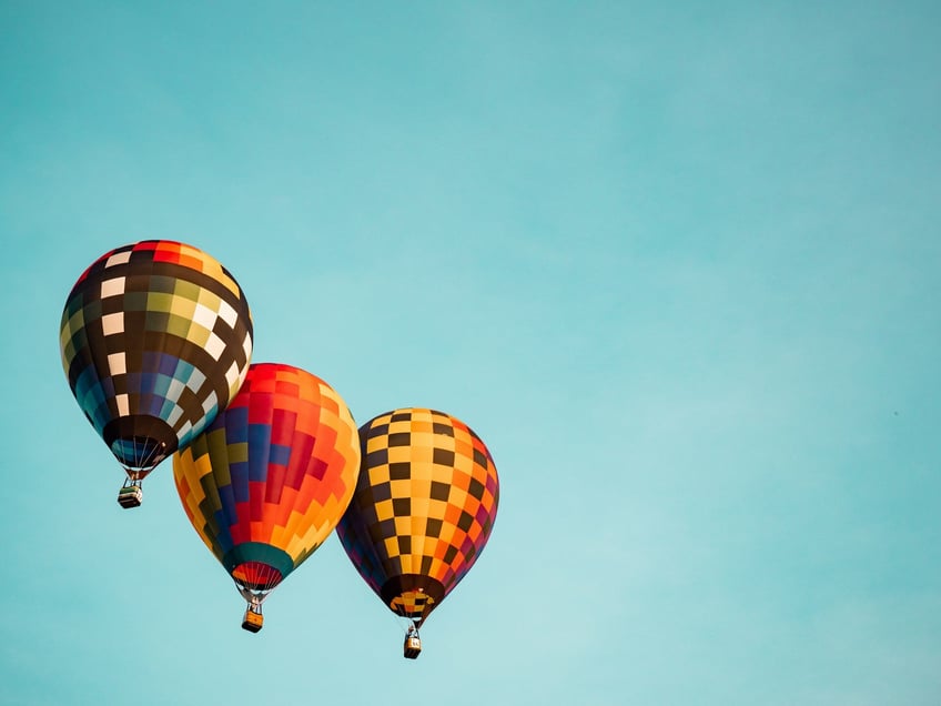 luftballonger mot klarblå himmel