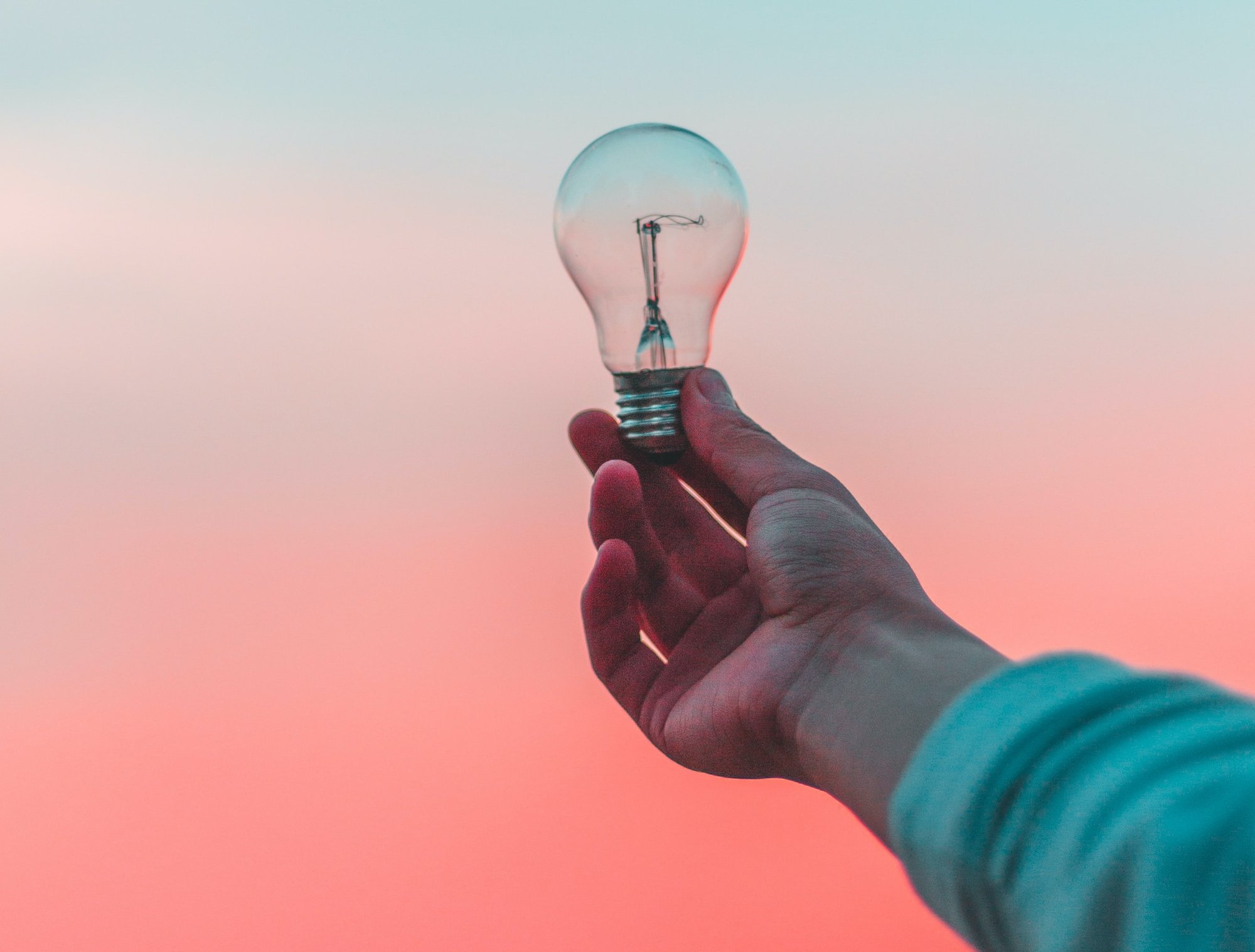 man håller i glödlampa