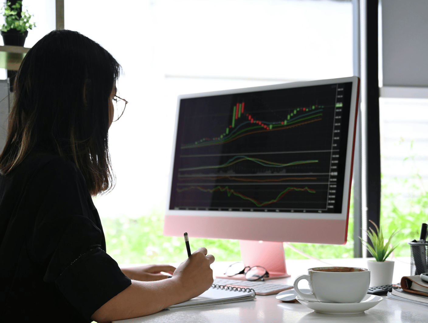 kvinna framfor datorskarm som visar en graf