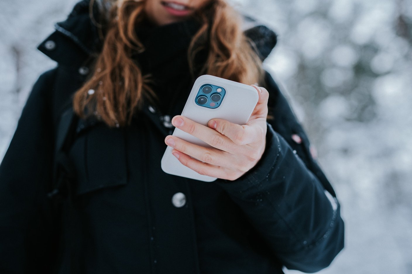 kvinna läser på mobiltelefon