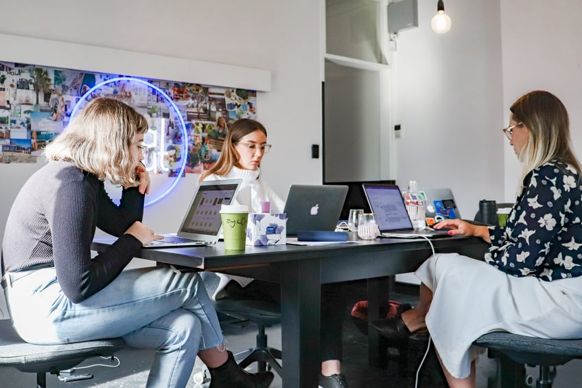 tre kvinnor runt konferensbord