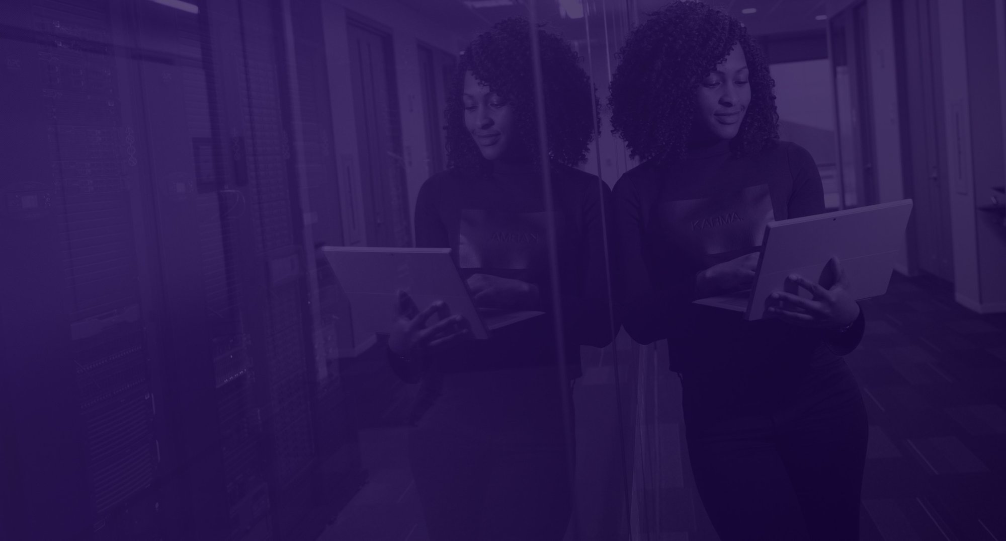 kvinna med dator i famnen