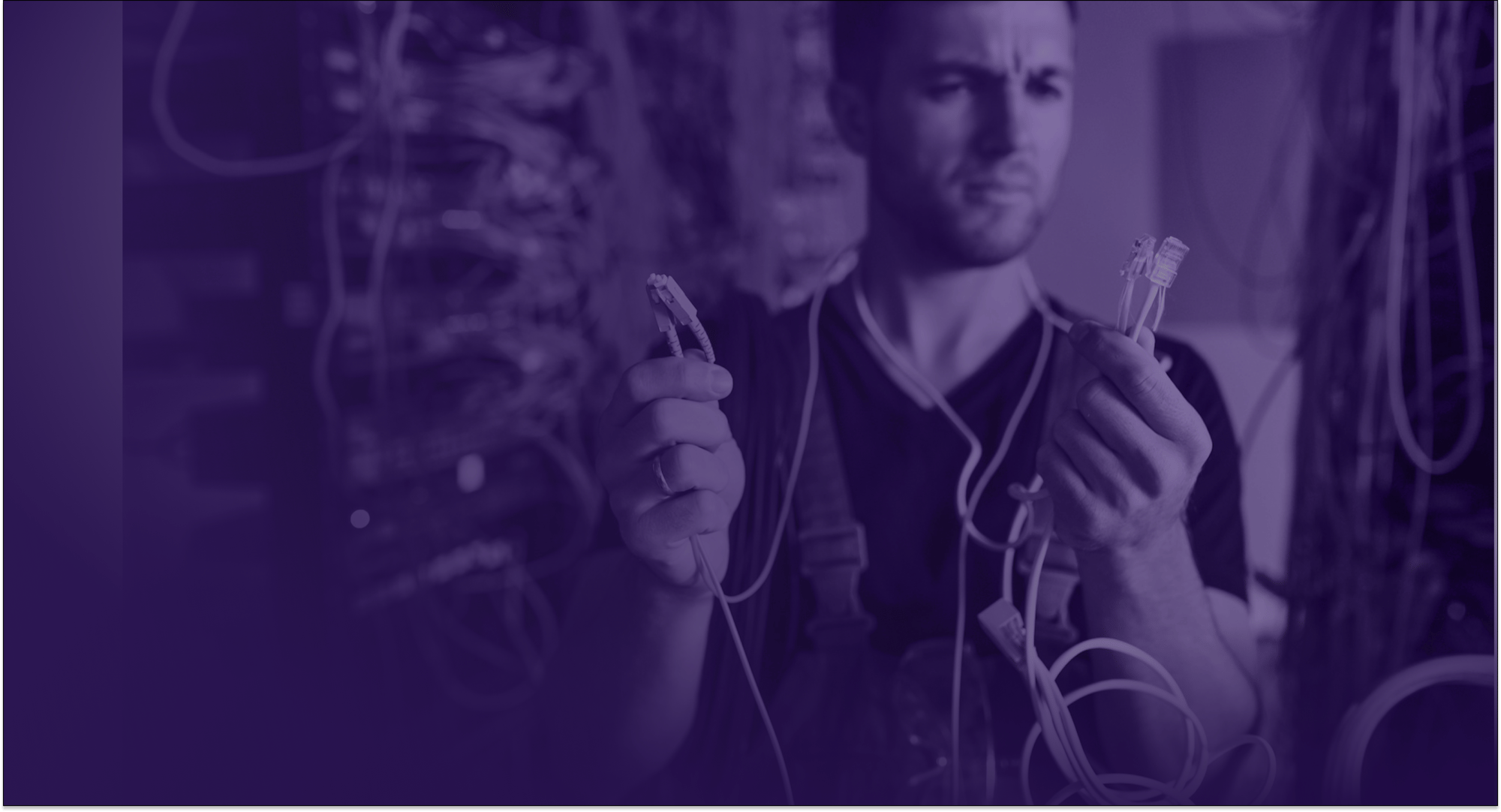 man som håller i kablar och ser fundersam ut