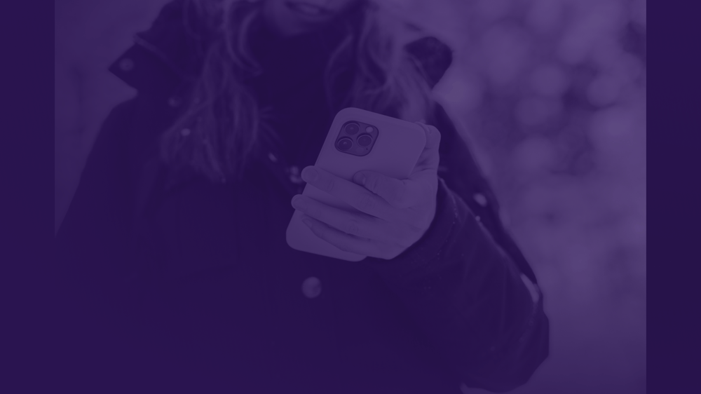 kvinna som håller i mobiltelefon