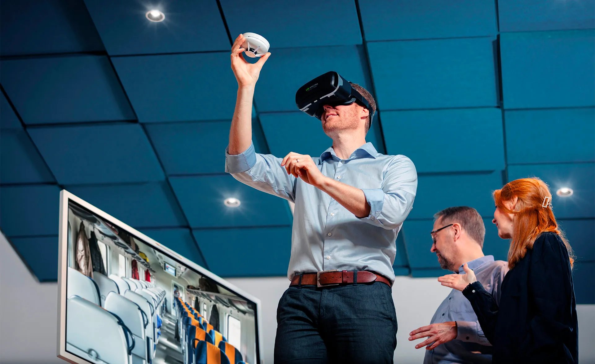 man i vr-glasögon