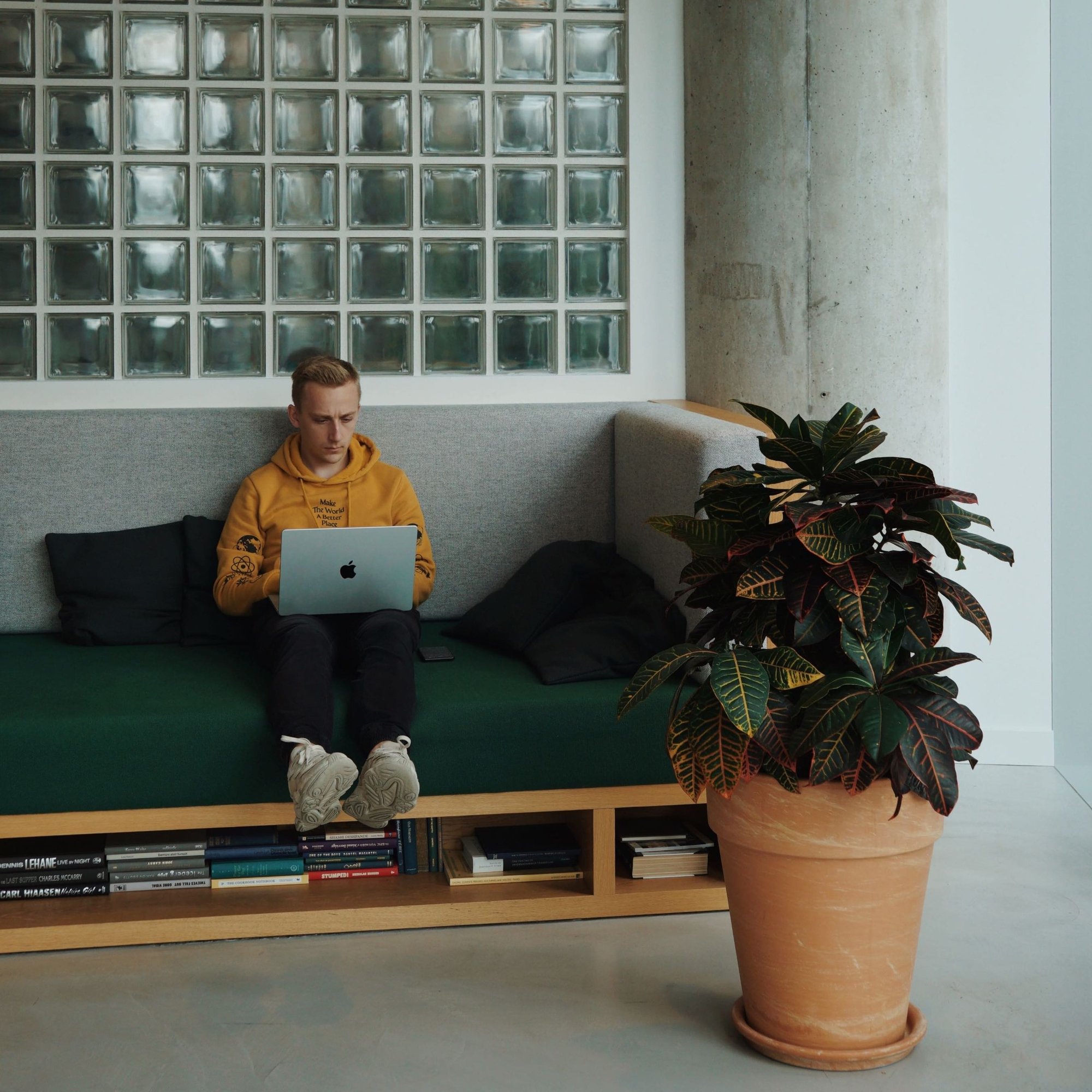 man sitter i soffa med dator i knäet