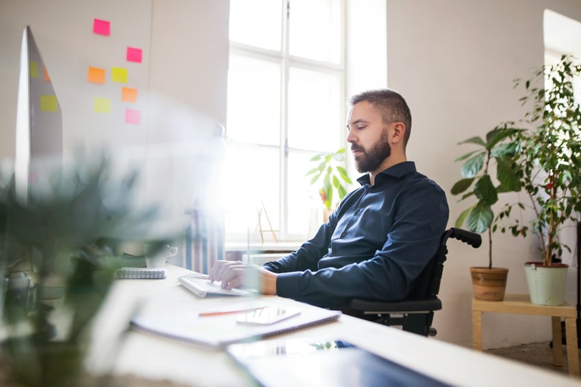 man sitter framför dator