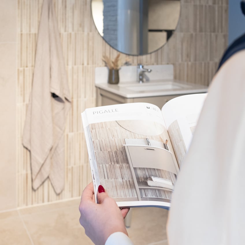 kvinna tittar i tidning
