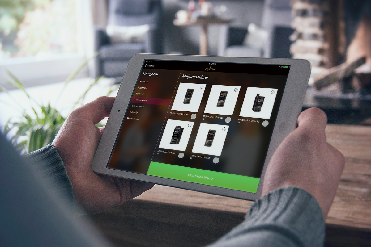 man tittar på ipad med vy av café bars säljstöd