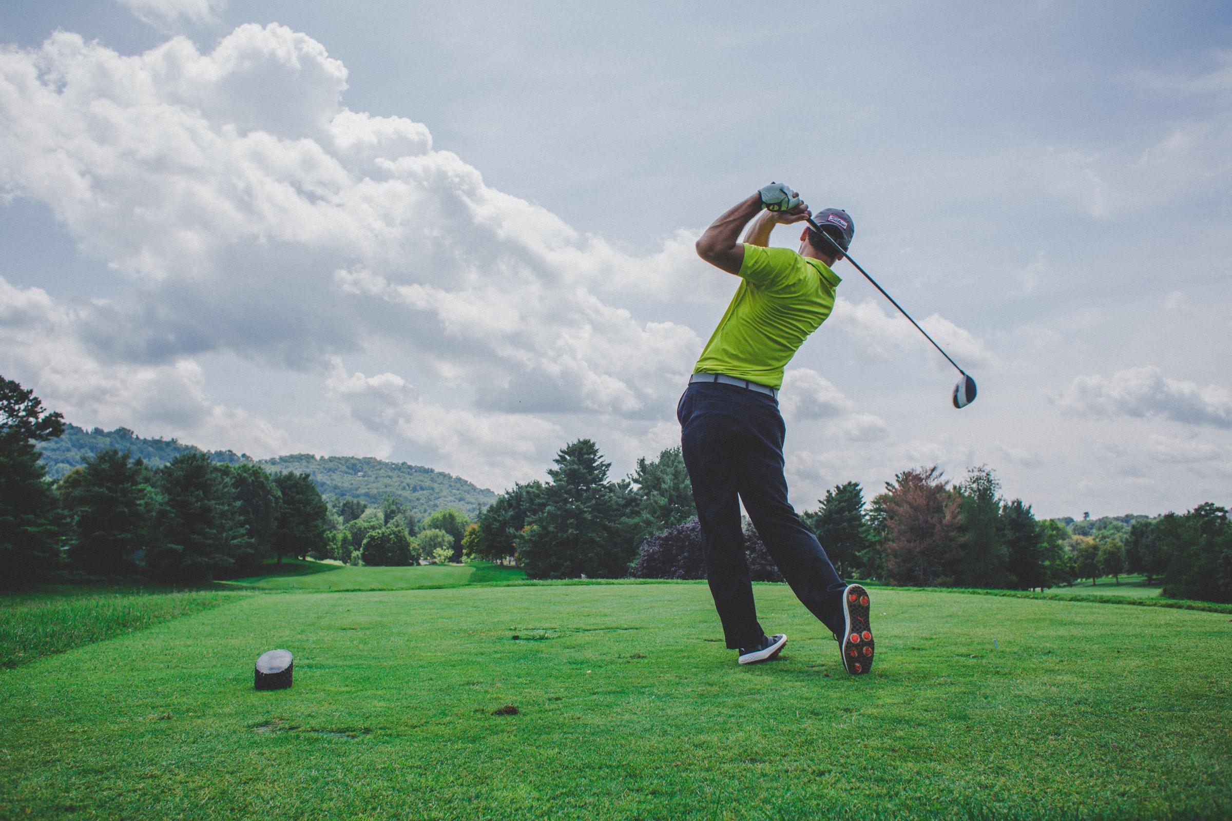 golfare som svingar