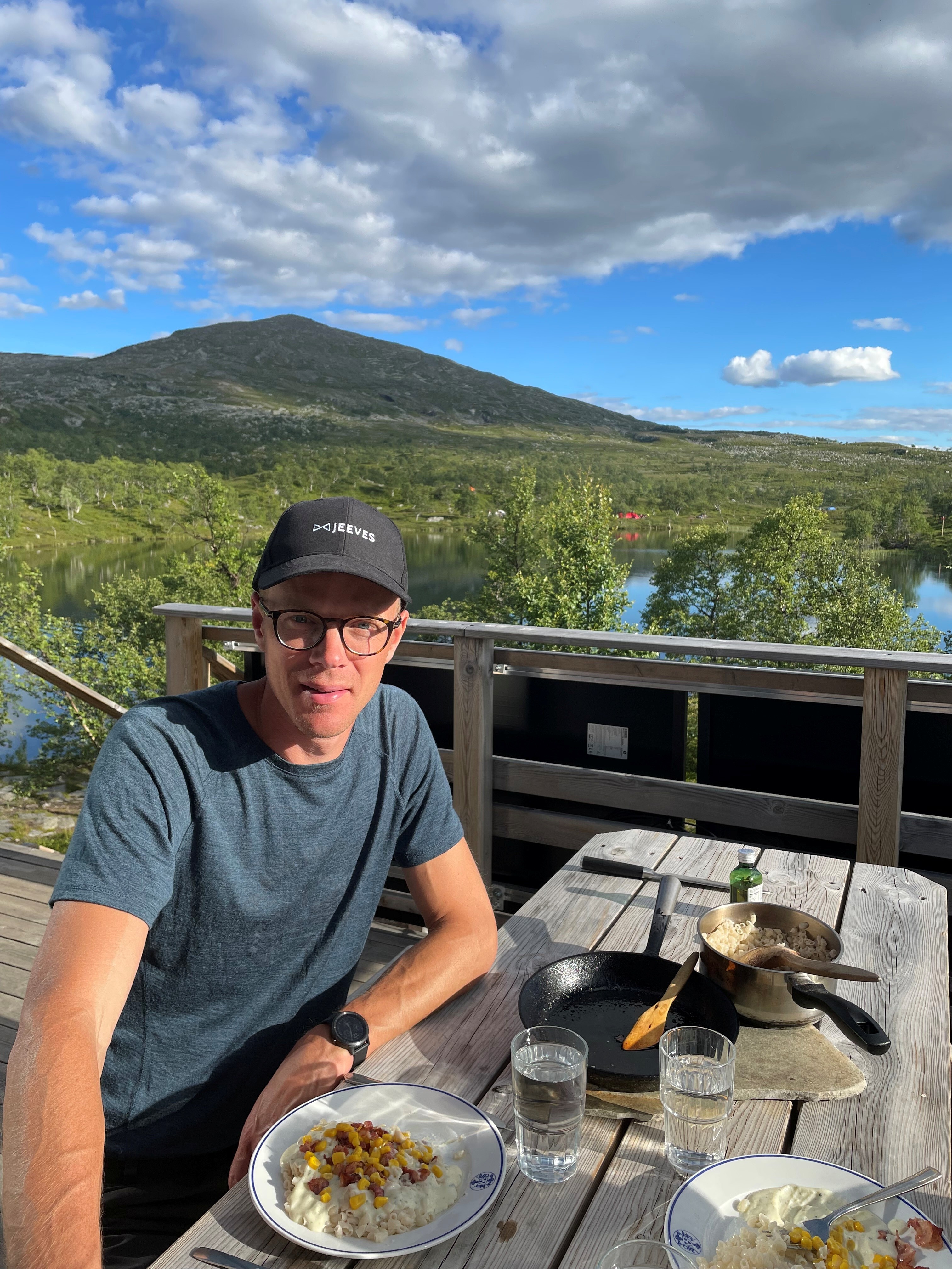 anders nygren i solen på terrass i fjällen
