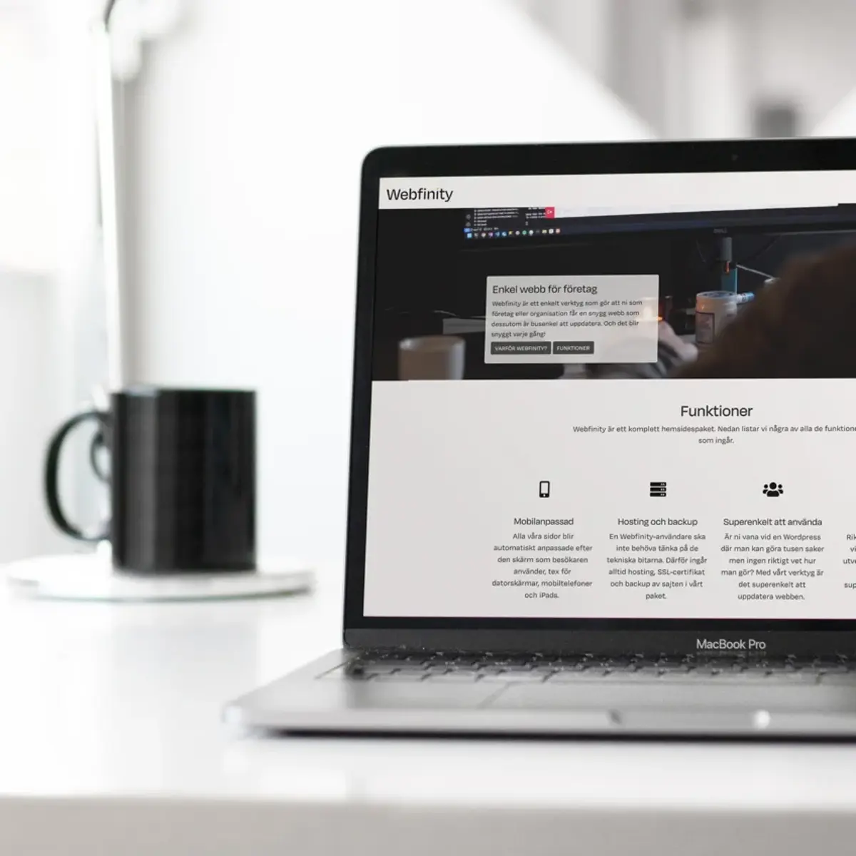 webfinity vy på dator med kaffekopp