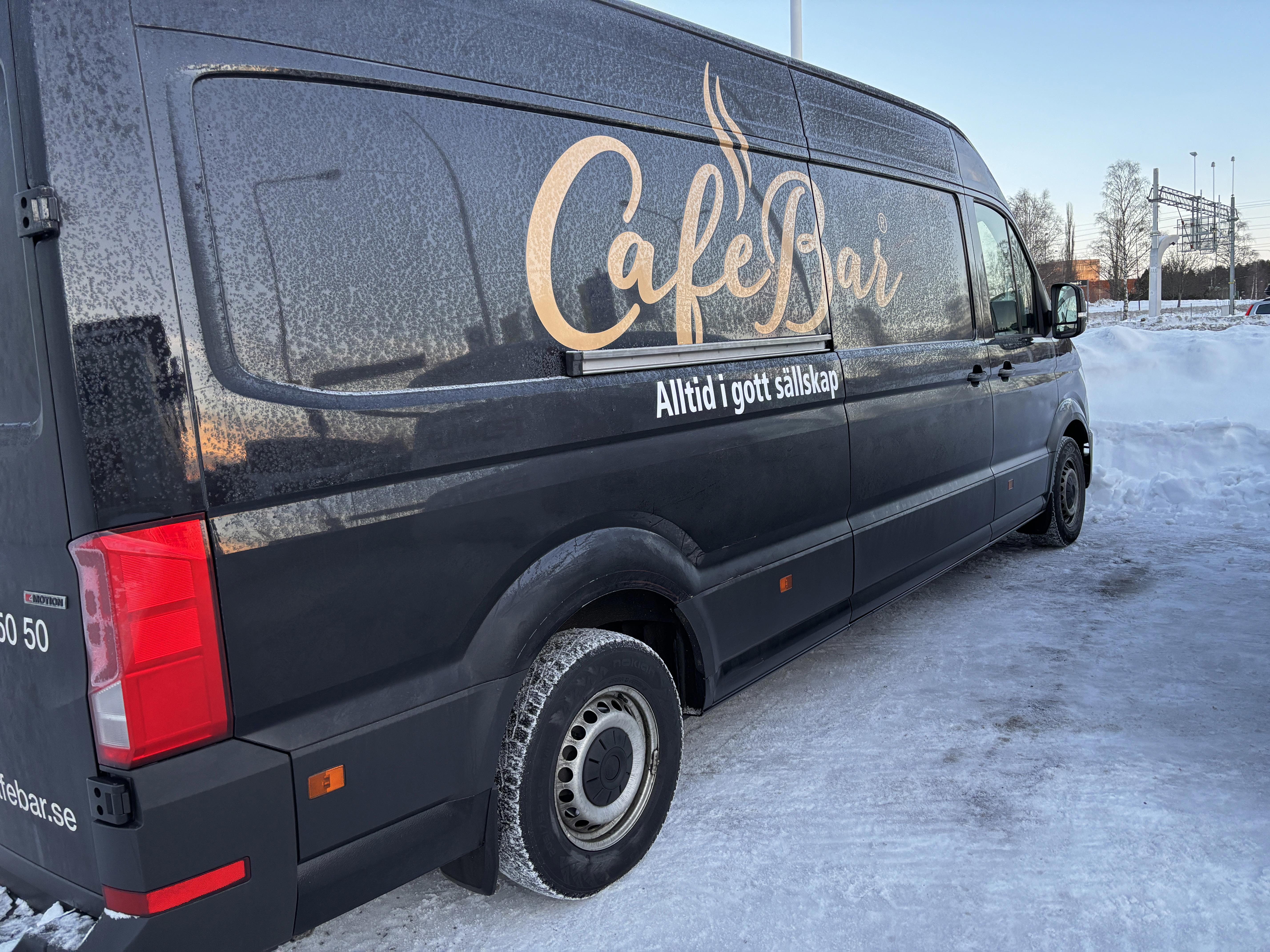 skåpbil med cafe bars logotyp på