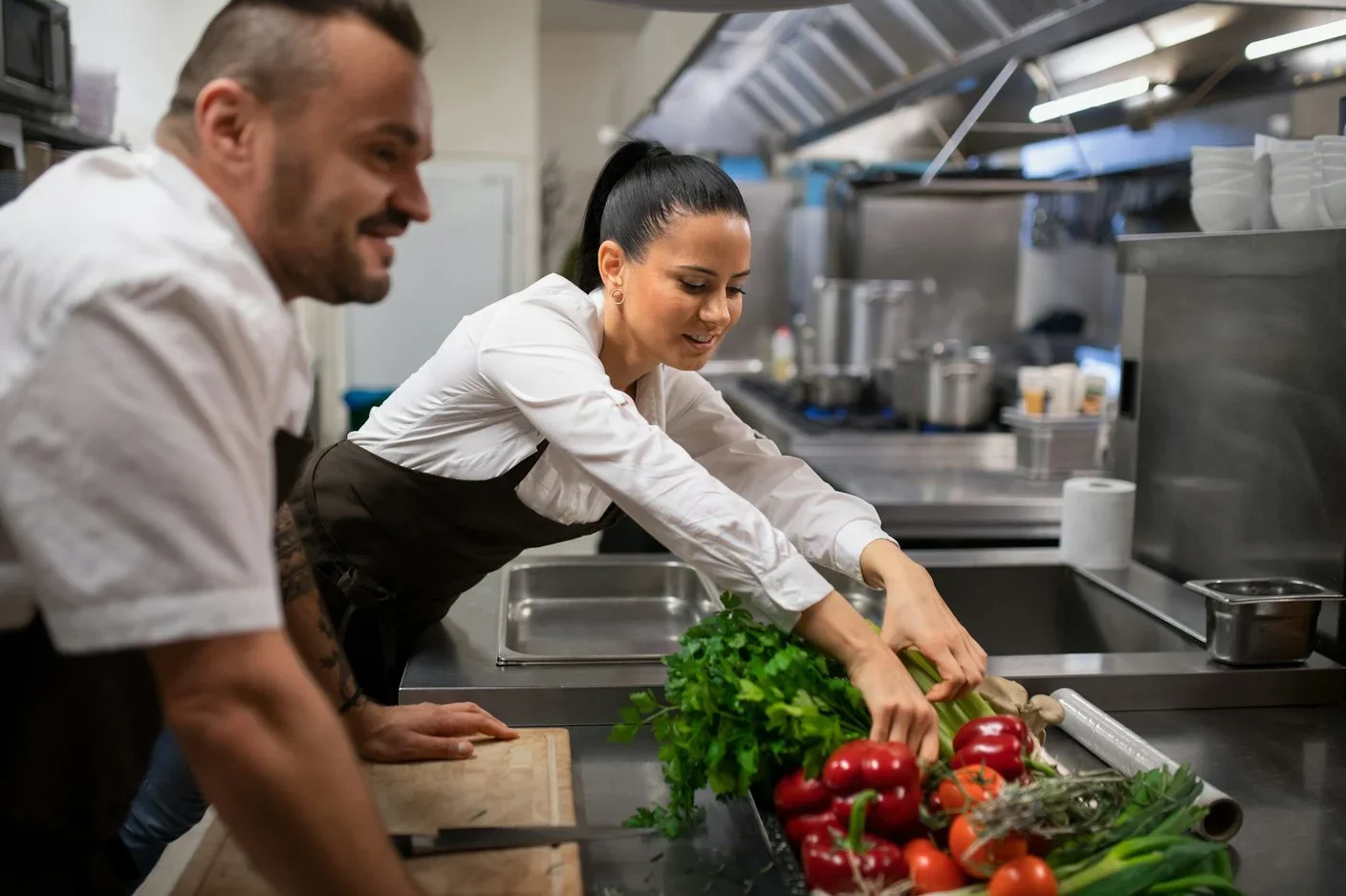 kvinna och man jobbar i restaurangkök
