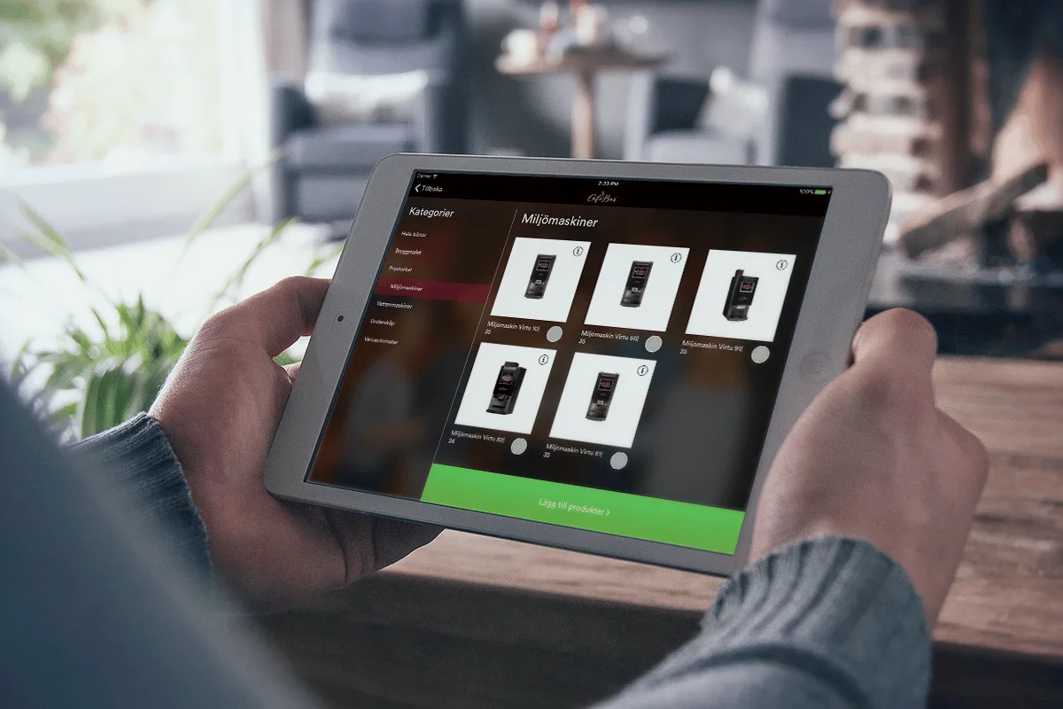 man tittar på ipad med vy av Café Bars säljstöd