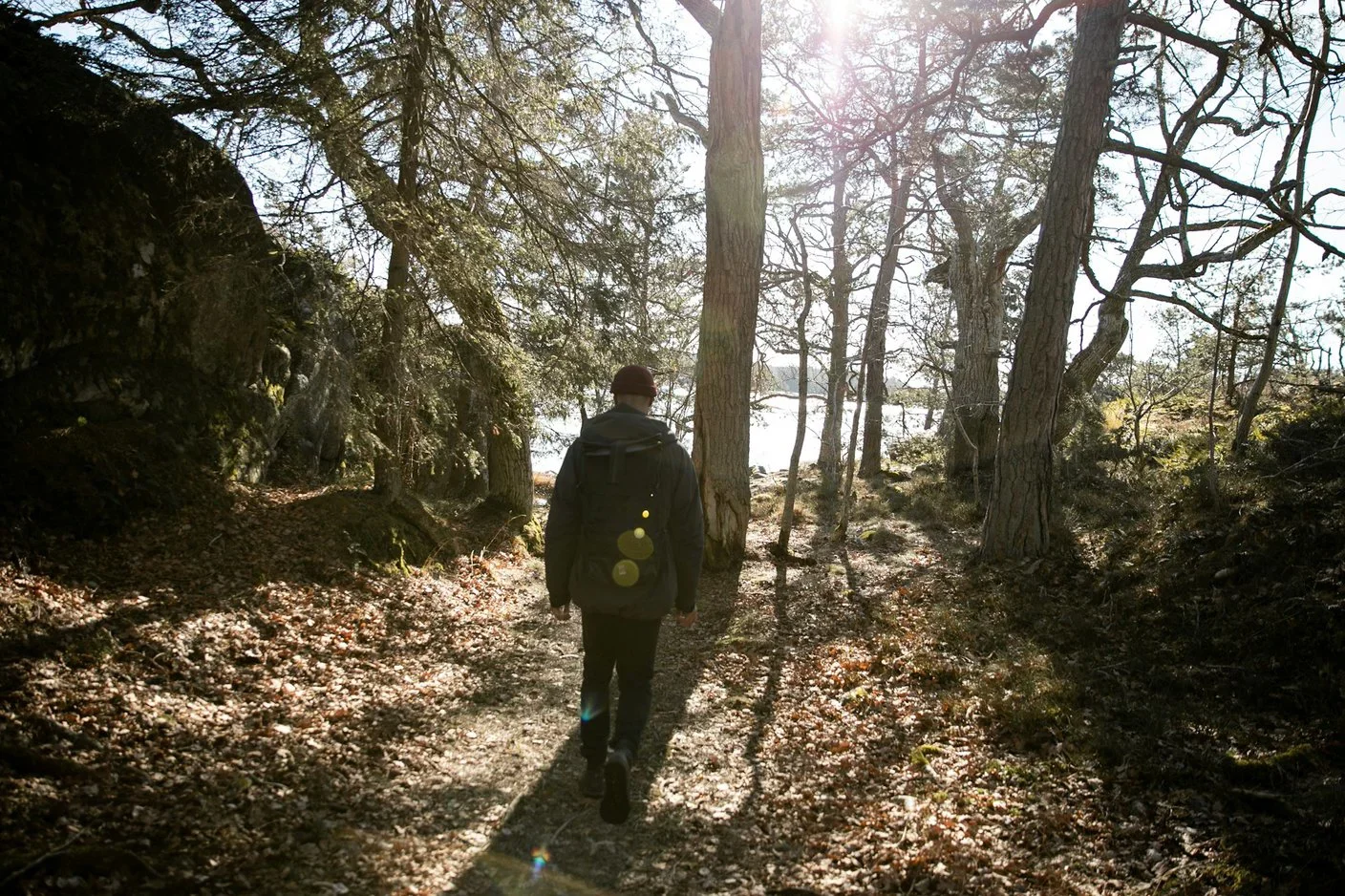 man vandrar i skogen